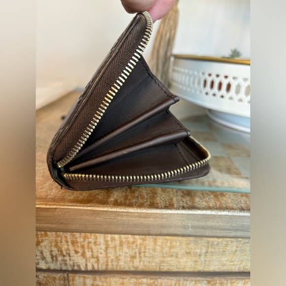 GUCCI CHOCOLATE BROWN EMBOSSED FULL ZIPPY WALLET WITH BOW GOLD HARDWARE - Picture 2 of 14